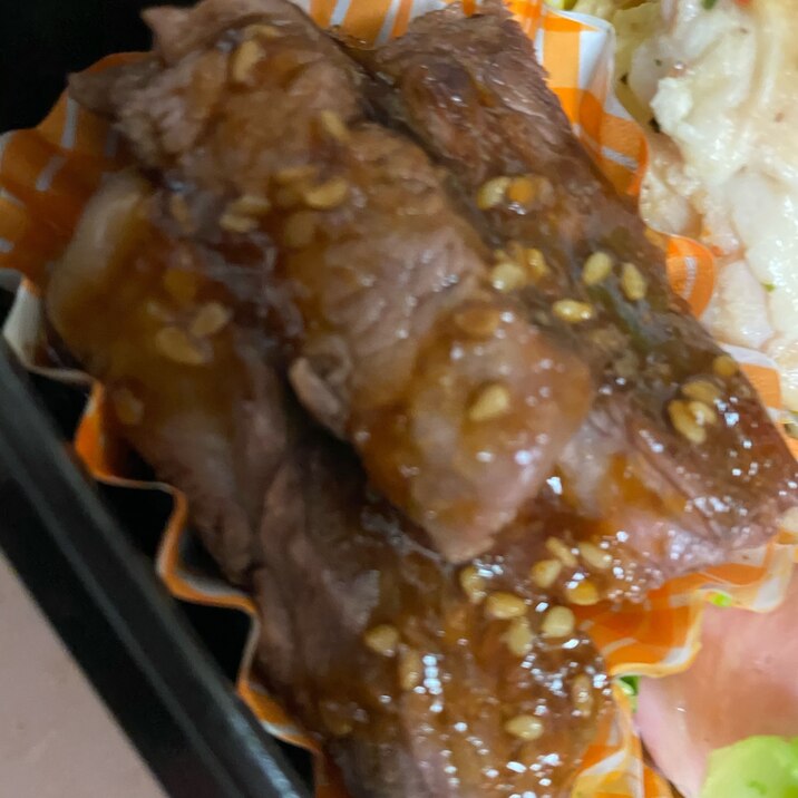 お弁当に牛ステーキ肉